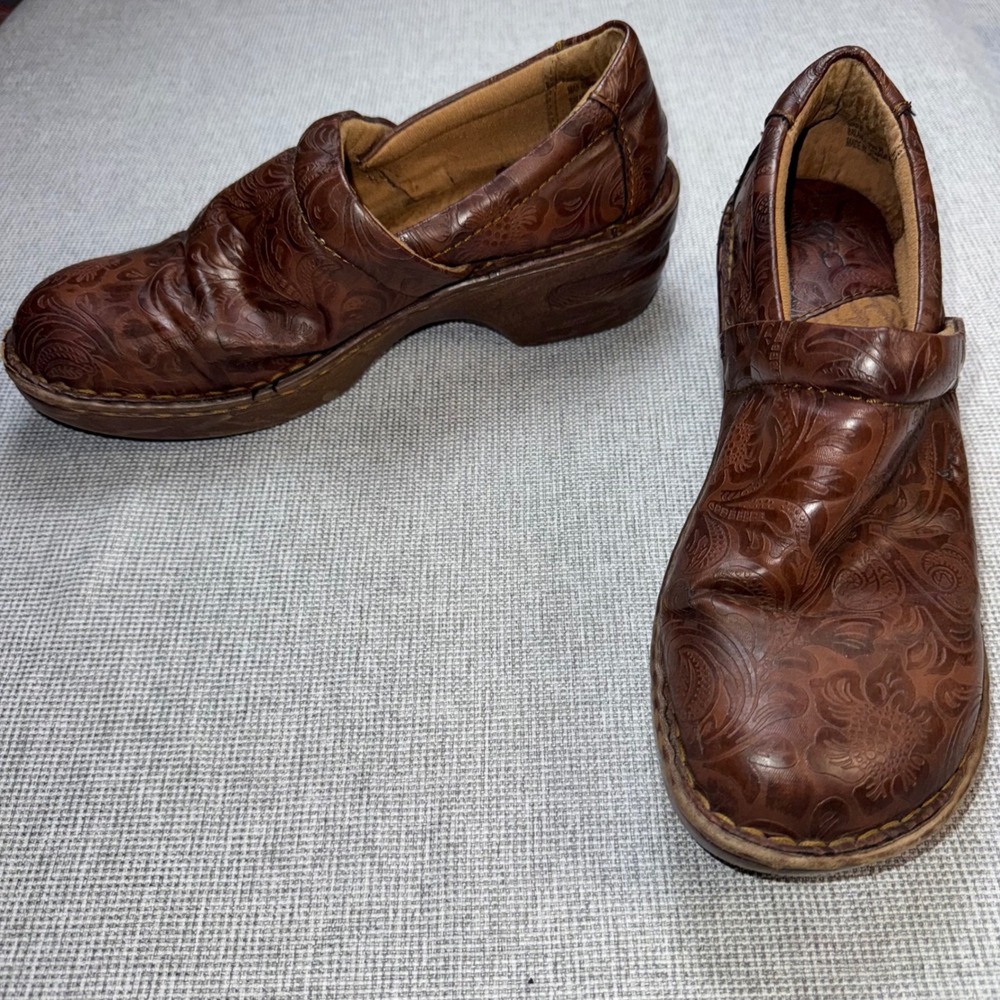 b.o.c. Peggy Brown Tooled Floral Embossed Clogs Size 9 M / 40.5 C45789
